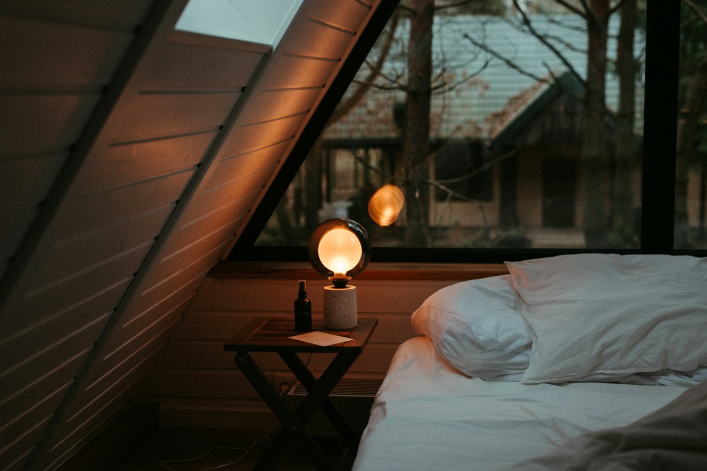 Beispielbild: Schlafzimmer unter dem Dach mit Lampe