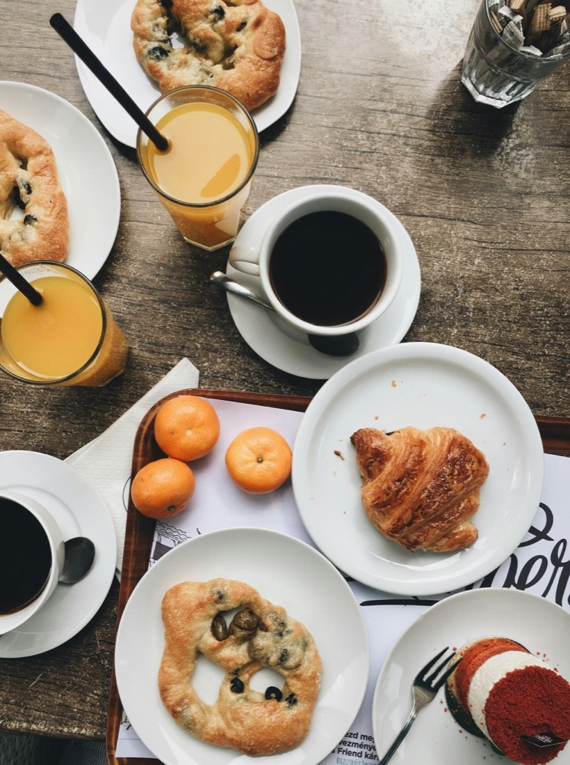Beispielbild: Frühstück mit Brot und Kaffee