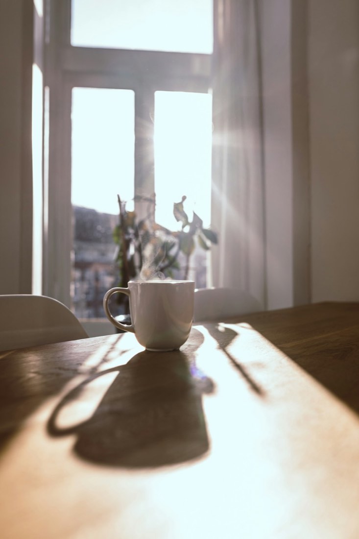 Beispielbild: Kaffeetasse im Morgenlicht am Fenster